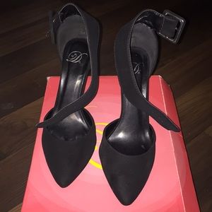 Black heels with strap